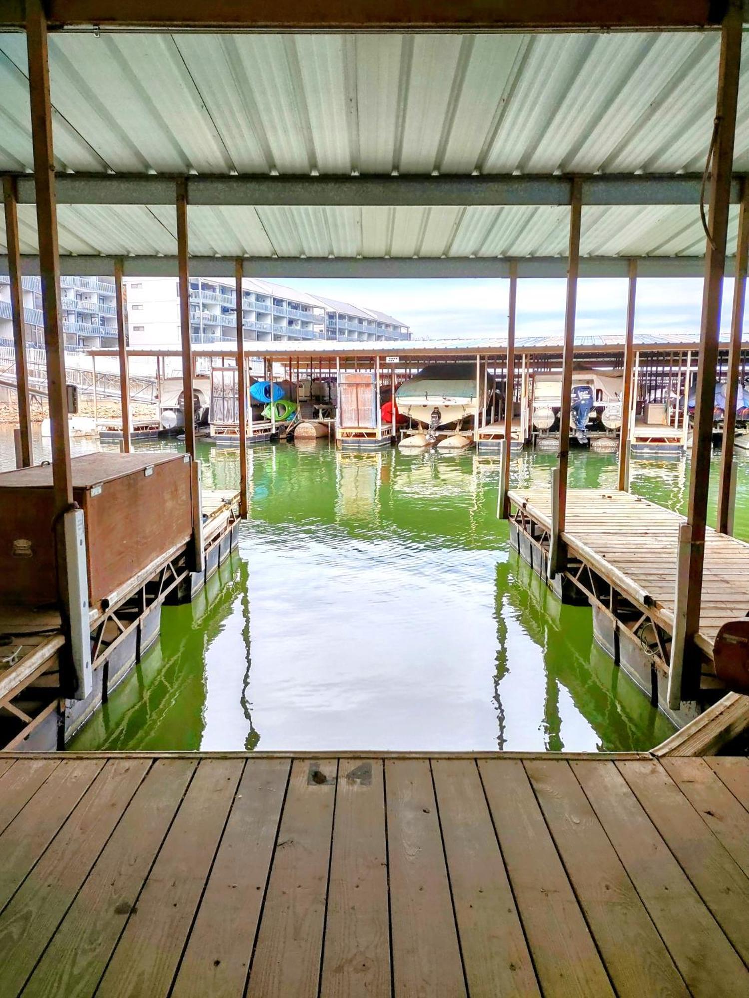 F Lakefront! Remodeled, Sleeps 4, Boat Slip, Patio, Wifi, Cable, Pool Osage Beach Eksteriør billede