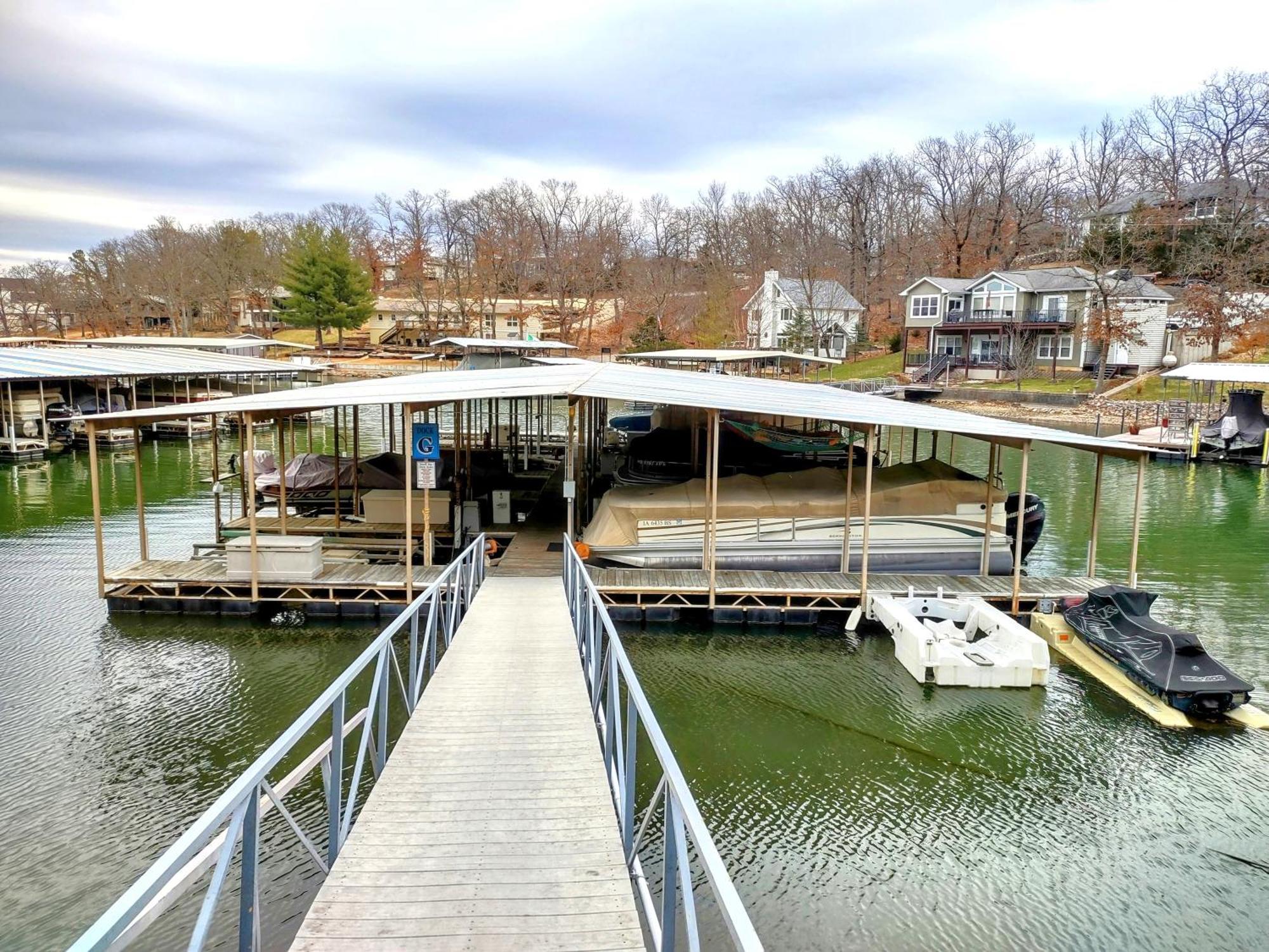 F Lakefront! Remodeled, Sleeps 4, Boat Slip, Patio, Wifi, Cable, Pool Osage Beach Eksteriør billede