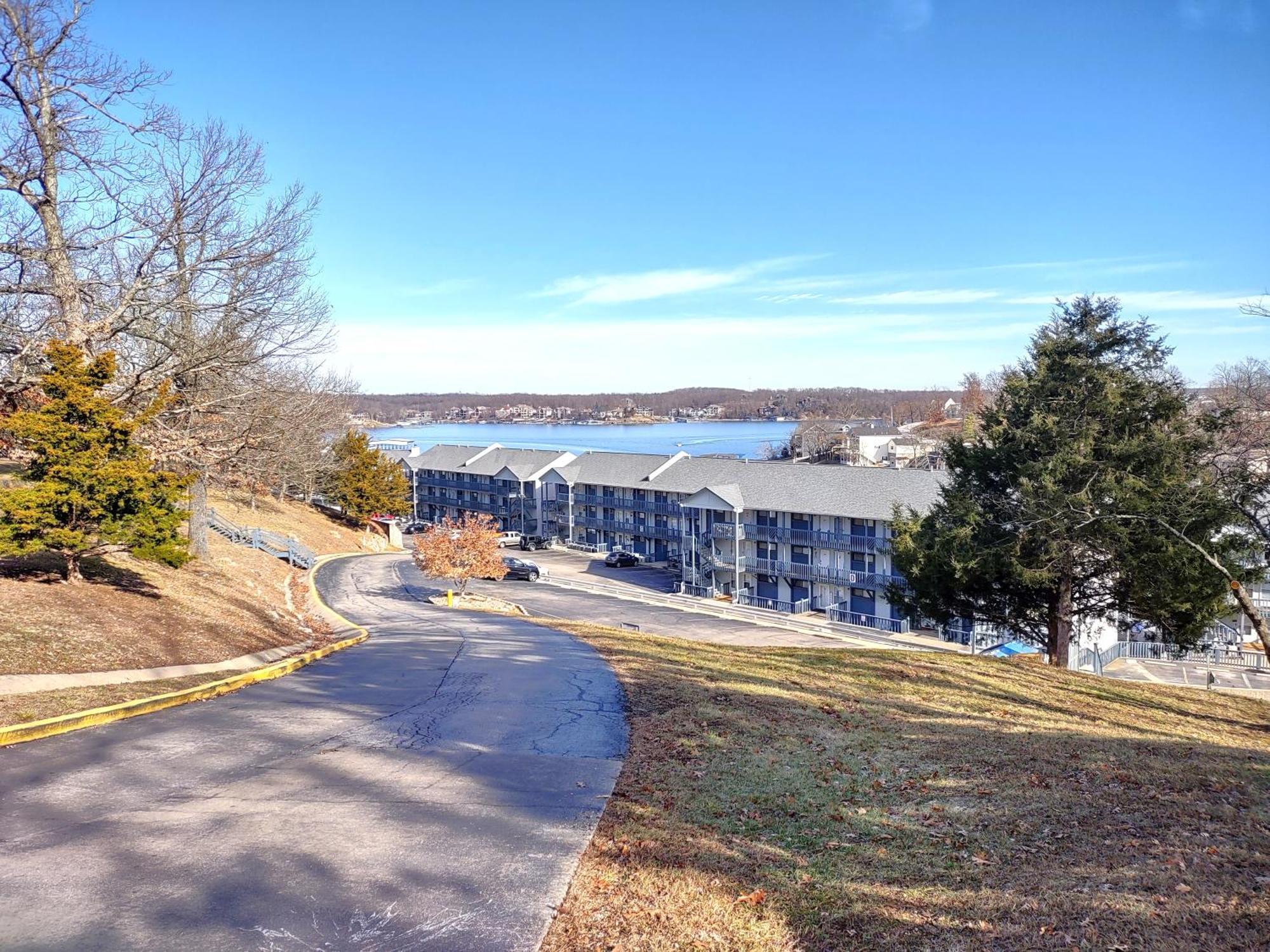 F Lakefront! Remodeled, Sleeps 4, Boat Slip, Patio, Wifi, Cable, Pool Osage Beach Eksteriør billede