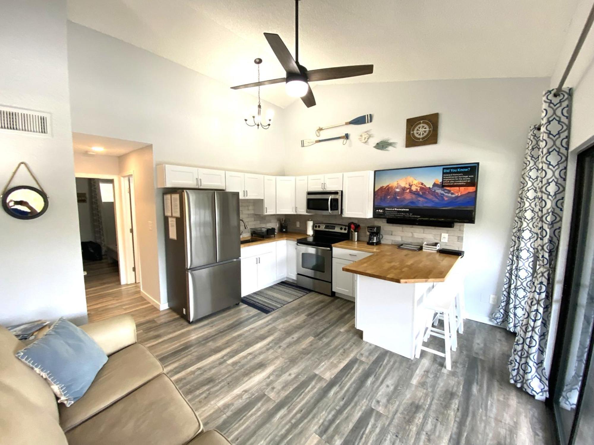 F Lakefront! Remodeled, Sleeps 4, Boat Slip, Patio, Wifi, Cable, Pool Osage Beach Eksteriør billede