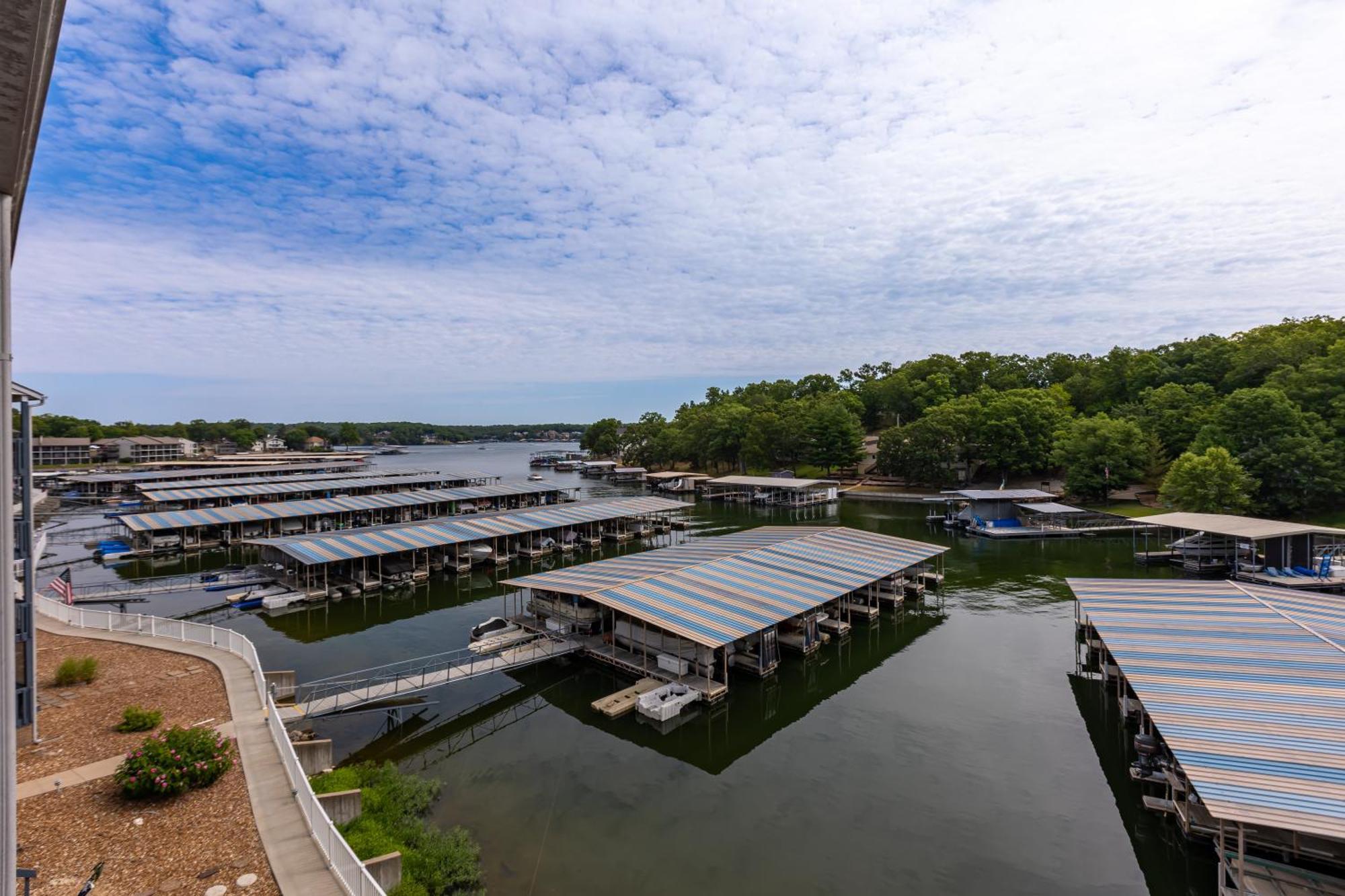 F Lakefront! Remodeled, Sleeps 4, Boat Slip, Patio, Wifi, Cable, Pool Osage Beach Eksteriør billede