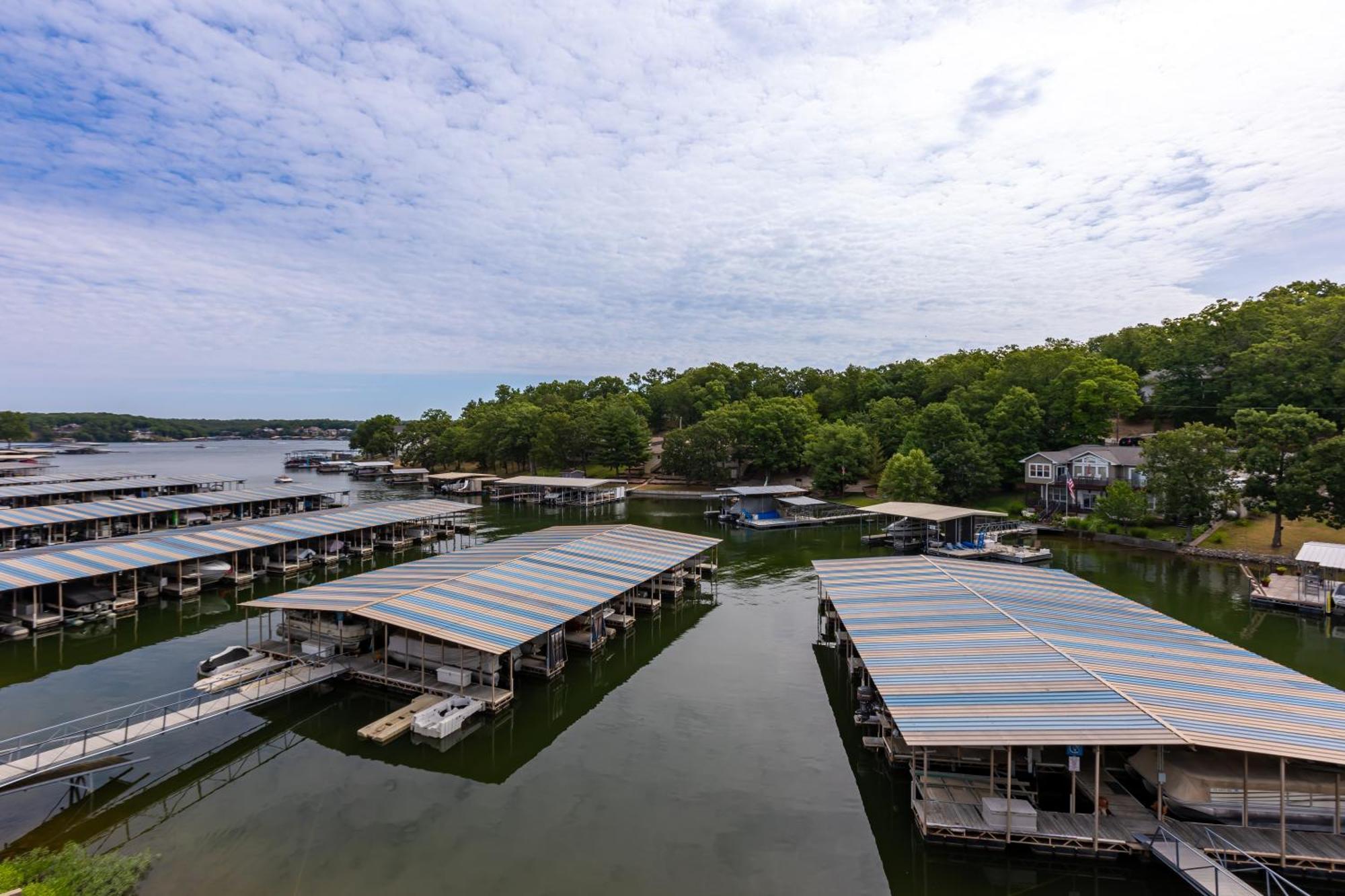 F Lakefront! Remodeled, Sleeps 4, Boat Slip, Patio, Wifi, Cable, Pool Osage Beach Eksteriør billede