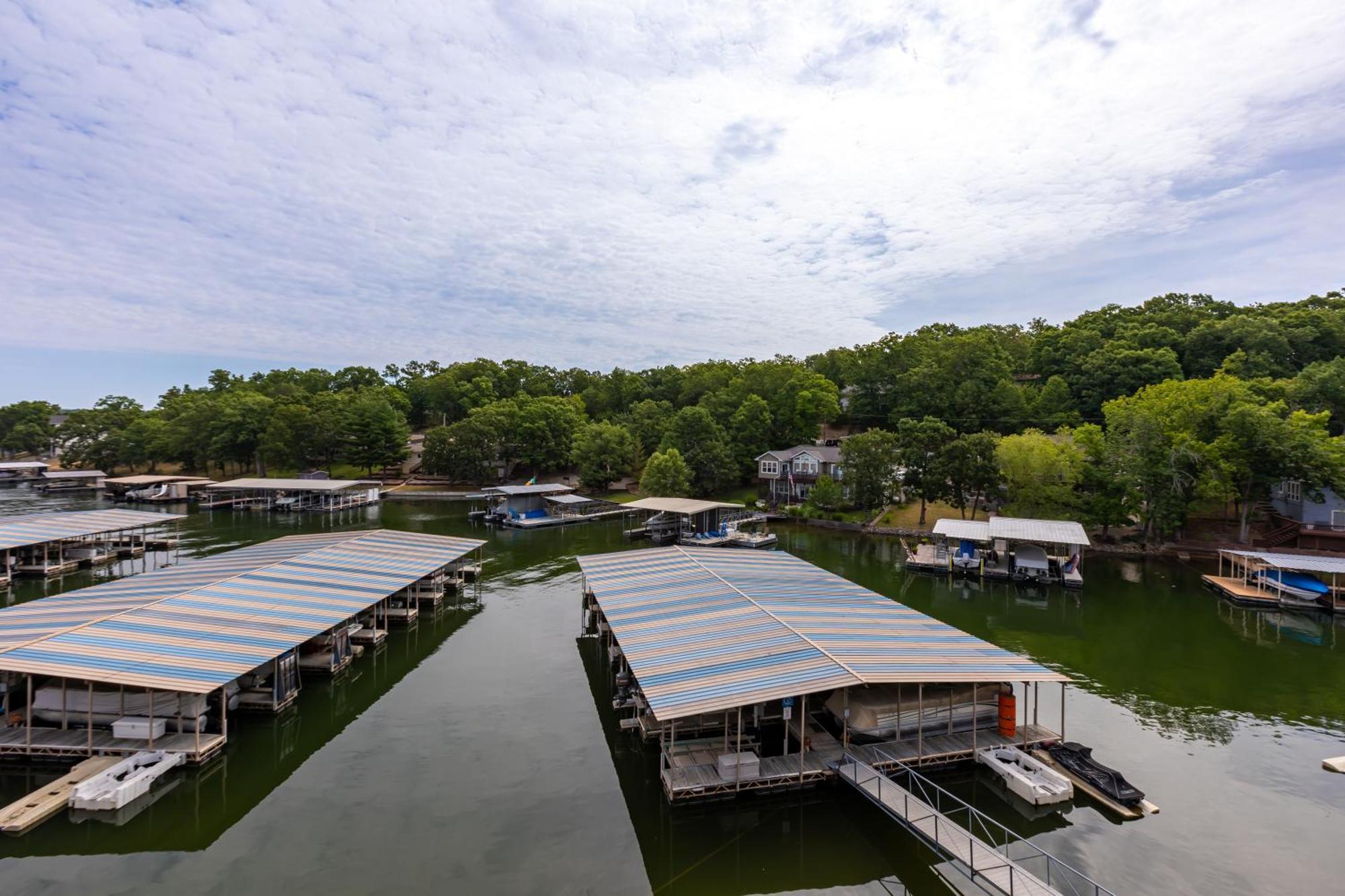 F Lakefront! Remodeled, Sleeps 4, Boat Slip, Patio, Wifi, Cable, Pool Osage Beach Eksteriør billede